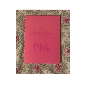 Ive albums - Säljer mina officiella Ive albums. Love dive har blivit solskadat tyvärr av att stå i mitt fönster:/ (se bild 3)  After like är i nyskick. Skriv privat för att se vad de innehåller. Båda köptes för 259kr st ifrån Bengans. LD=150kr AL=180 båda=310kr