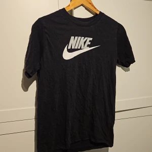 Svart Nike t-shirt i barnstorlek XL eller S - En svart nike t-shirt i bra skick. Barnstorlek XL. Är som en S