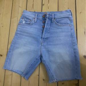 Längre jeans shorts. Bra skick. Ljusblå. 