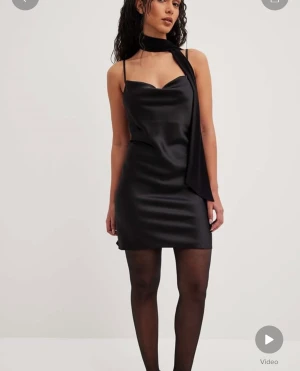 Satin klänning  - Svart satin klänning från NA-KD , aldrig använd, st 38