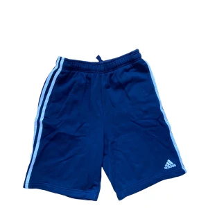 Adidas shorts - Följ profilen och få 5% i rabatt   Produktens skick: god   Storlek: xs  Passform: ”standard”  För mer info, kontakta mig 😀 