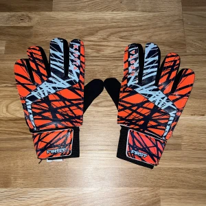 Målvaktshandskar - Målvaktshandskarna är i storlek 7. De är använda ett få tal gånger. Köpta för 400kr. Pris går att diskutera.