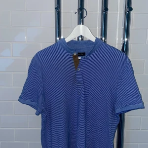 Massimo Dutti t-shirt - Massimo dutti t-shirt med krage, riktigt snygg. Bra skick, använd 1-2 gånger.