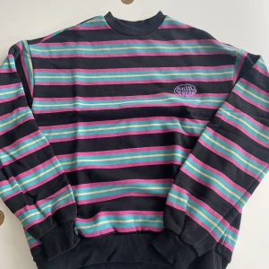 Sweatshirt - Köpt på junkyard storlek XS🫶🏻köpt för 499kr. Iiten skavank (bild 3) men de ser man knappt.