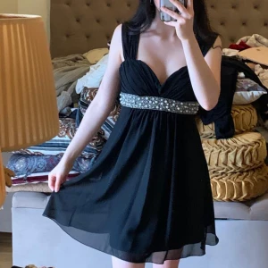 Svart klänning från Nelly - Svart klänning som köptes från Nelly, använt bara en gång till bröllop. I storlek S-M. Har fina pärlor sydda på framsidan, och har underkjol. Baksidan stänger man med en dragkedja. För 500kr❤️