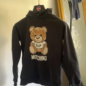 Moschino hoodie - Säljer min moschino hoodie för den e för liten  Skick 4/10 har ett litet hål på ryggen och den är mycket använd  Ny pris runt 2200 mitt pris 245