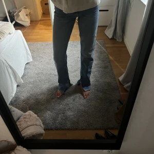 Jeans från Gina tricot  - Blåa jeans från Gina tricot i nyskick. Superfin blåfärg som passar till allt. Raka jeans med snygg slits❤️❤️