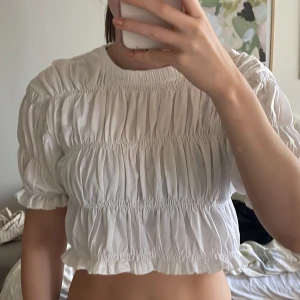 Topp  - Topp från zara. Knappt använd. Säljer för 100kr kan tänka mig sänka priset. Storlek S