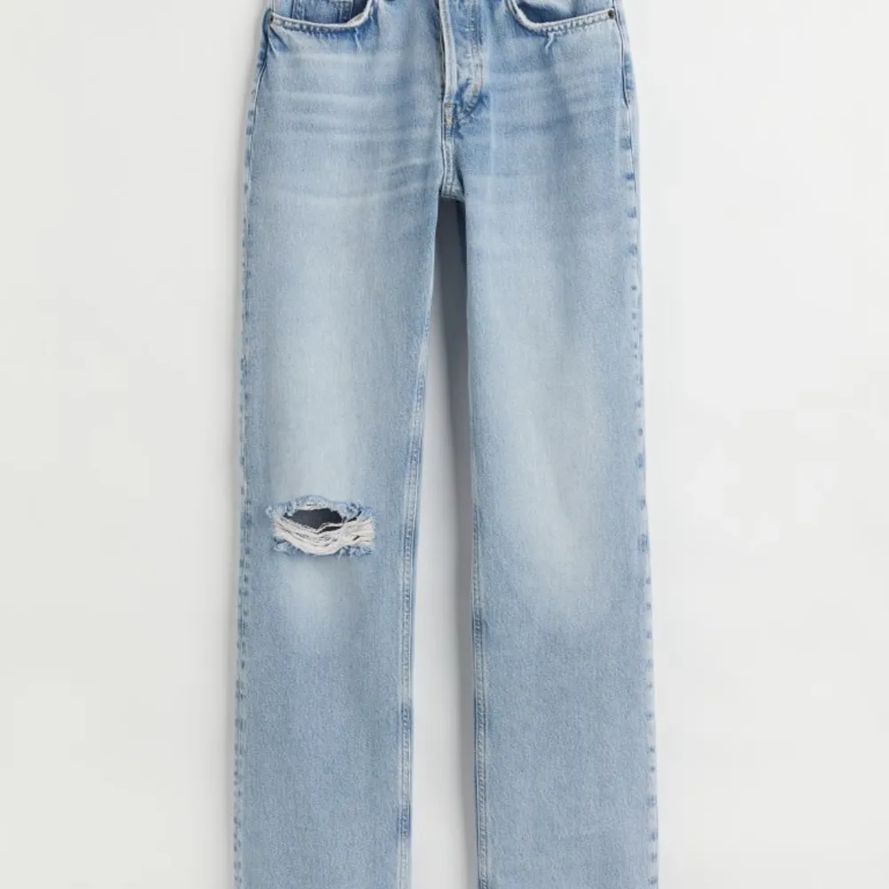 Raka jeans med ett hål på höger knä, är i nyskick och använt fåtal gånget, nypris 299 från h&m . Jeans & Byxor.