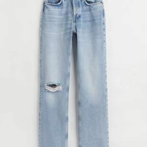 Raka jeans med ett hål på höger knä, är i nyskick och använt fåtal gånget, nypris 299 från h&m 