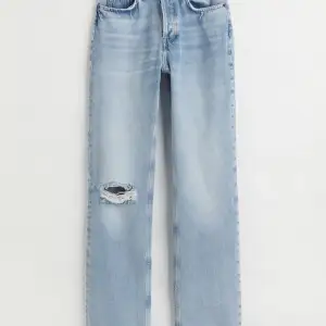 Raka jeans med ett hål på höger knä, är i nyskick och använt fåtal gånget, nypris 299 från h&m 