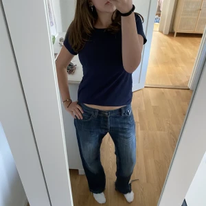 fett snygga jeans - skitsnygga jeans som inte riktigt är min stil längre men köpte dem på plick lite defekter längst ned men de ser ba bra ut 