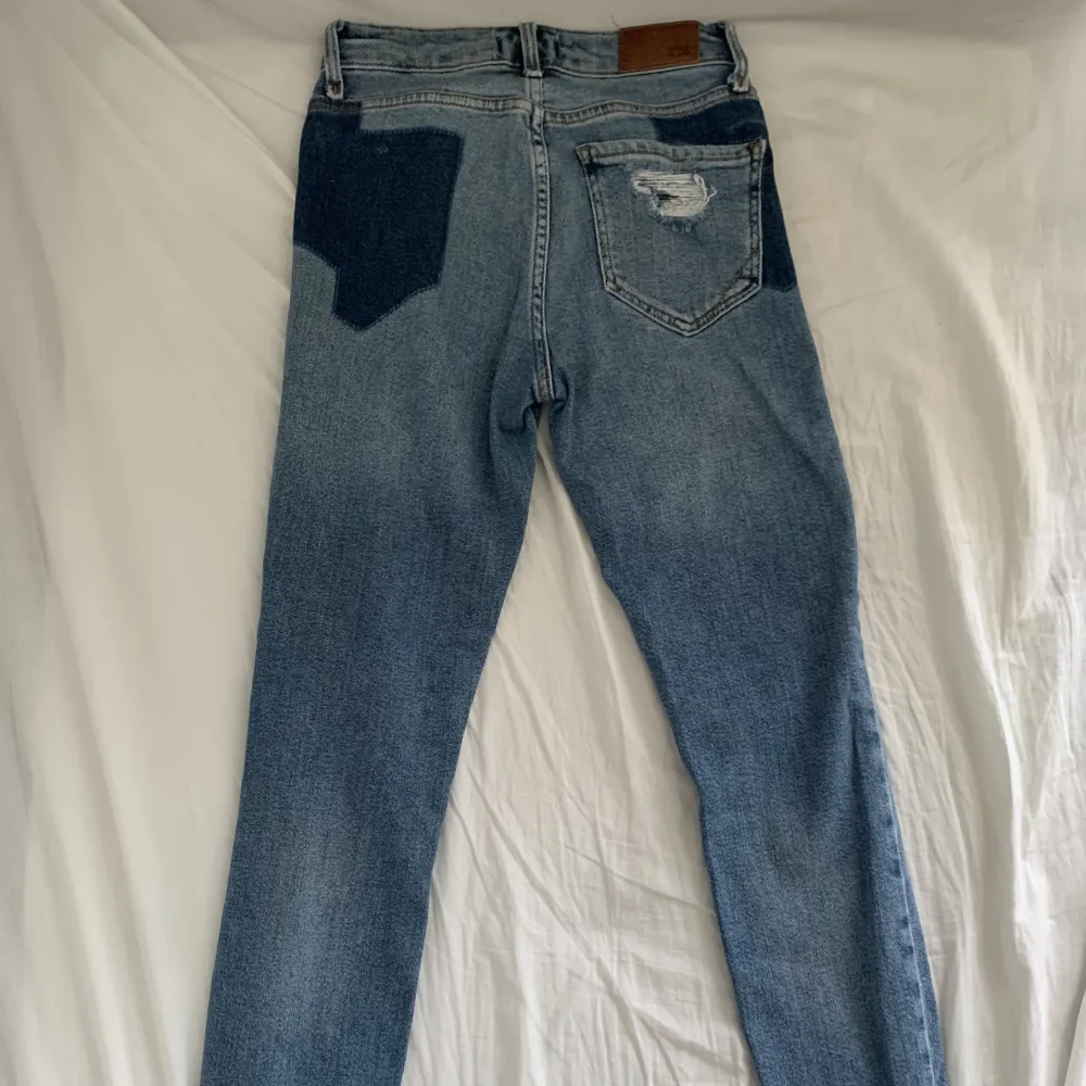 Snygga och bekväma skinny ripped jeans från River Island! Bara använd några gånger.  🩵🦋. Jeans & Byxor.