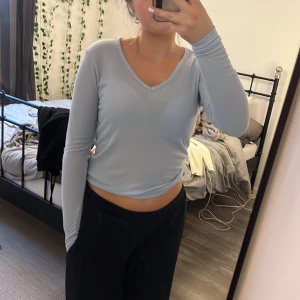 Tröja - Världens skönaste material på tröjan, doxk är sen genomskinlig som ni ser💕