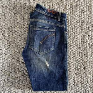Dondup George jeans i bra skick, storlek ”33, skriv vid fler frågor och funderingar.