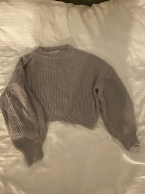 Stickad grå tröja  - Använd några gånger därav är tröjan i ett bra skick