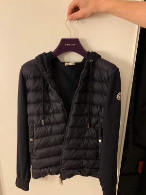 Monclear herr cardigan - Säljer en Moncler Maglia Cardigan jacka i storlek M. Det är då en Herrmodell . Fick i present så har ej kvitto, hör av er vid frågor mm