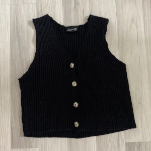 Stickad topp/tröja - Söt svart stickad topp med knappar från märket impuls🌟