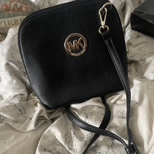 Mk väska - Använd fåtal gånger, fick i present så kan inte garantera äkthet🩷