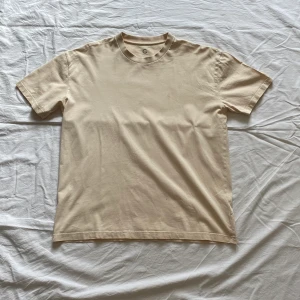 Beige t-shirt size L  - Box fit tröja. Använd förtal gånger 