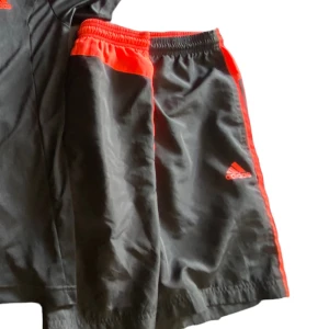 adidas träningsshorts - Skick: 8/10 lätt använda Strl: M, kom privat för mer bilder