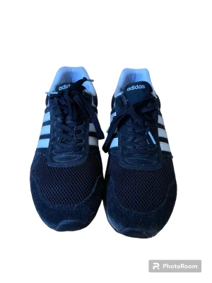 Adidas låga skor - Skick: 8/10 lätt använda Strl: 43