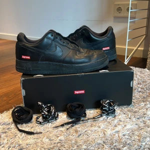 Nike Airforce 1 black supreme  - Säljer dem för att de är för små och går inte används p g a det