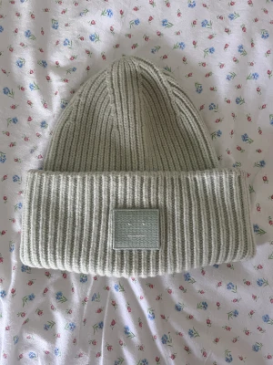 Acne mössa -  Acne mössa, i bra skick och ser inte använd ut.  Den säljs tyvärr inte längre i butik, inköpt i stockholms Acne butik för 2 år sedan. Kvitto finns! Skriv för fler bilder, pris kan diskuteras! Mint grön