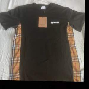 Helt ny burberry T-shirt säljs pga för liten 