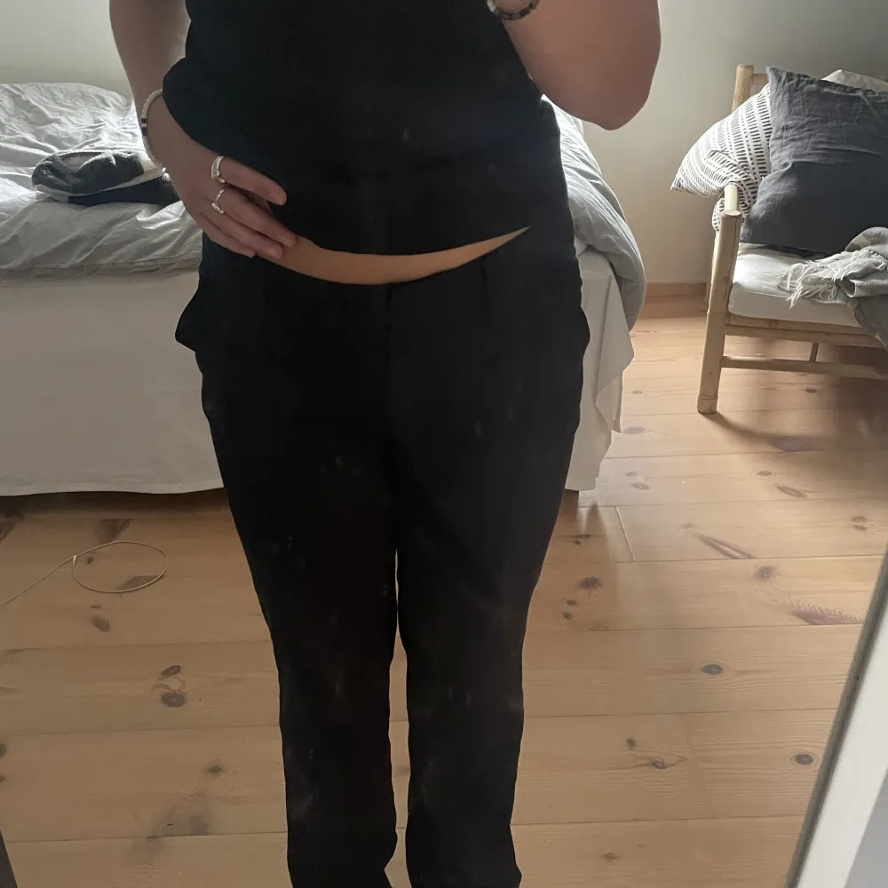 Säljer dessa mörkblå lågmidjade byxor för dom kommer inte till användning💕. Jeans & Byxor.