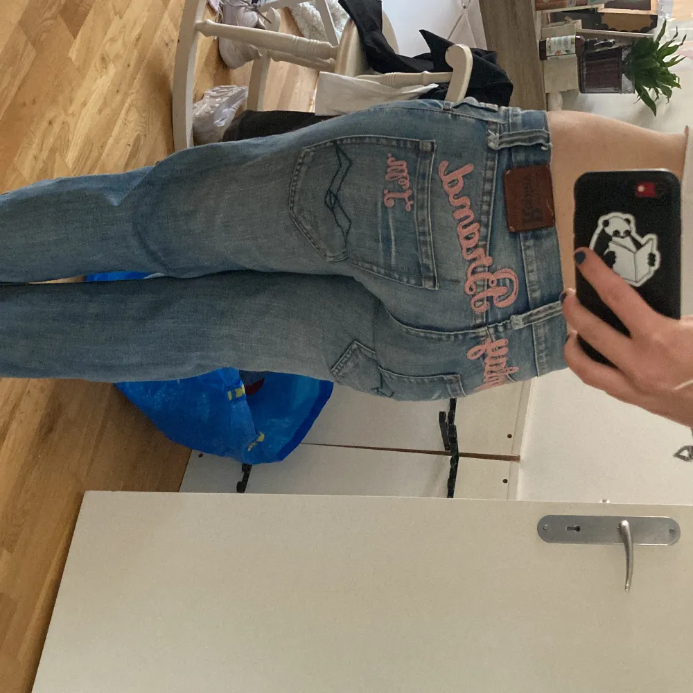 As feta replay jeans med loggan i rosa där bak💋💋🫀lågmidjade, jag tar även emot prisförslag. Jeans & Byxor.