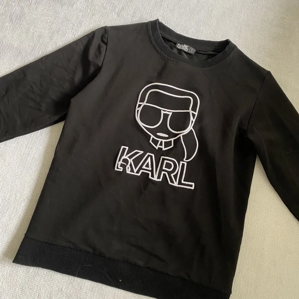 Svart sweatshirt med vita detaljer. Tröjor & Koftor.