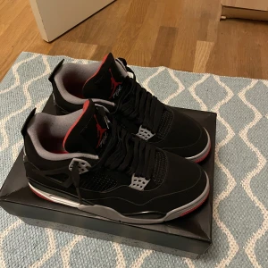 Jordan 4 bred - Jordan 4 bred storlek 44  Änvända endast en gång Som nya  