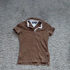 Tommy Hilfiger piketröja - Piketröja från tommy hilfiger. Storlek Xs. Använd men i bra skick.   Betalning via swish och köparen står för frakten 