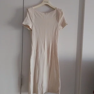 Elegant vit klänning.  - Vit klänning, nyskick. Storlek 38. French Connection står som märke.   Betalning sker via swish och köparen står för frakten.
