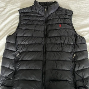 Polo Ralph lauren väst - Väst från Ralph lauren. Knappt använd nyskick. Färgen svart