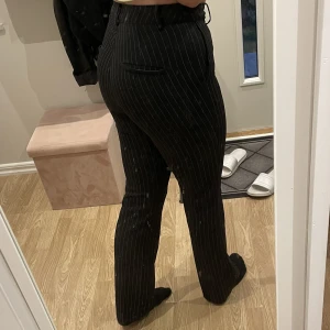 Kostymbyxor - Säljer tre av mina favorit-kostymbyxor från BikBok. De första är randiga, storlek 38. De andra är ljusgråa, storlek 38. De sista är svarta, storlek 36.   De kan köpas separat för 250 kr styck.  Köparen står för frakt.