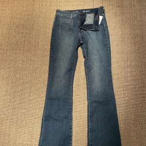 Low waist bootcut jeans GAP - Oanvända low waist bootcut jeans från GAP (USA). Säljes pga present som blev fel.   Storlek 16 år men passar stl 164 (13-15 år). 