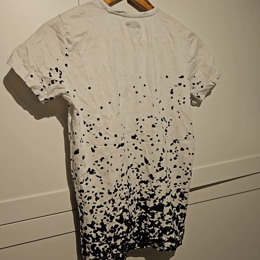 En vit barn t-shirt från H&M i storlek 158/164. Ett litet hål vid halsen men annars i bra skick.. T-paidat.