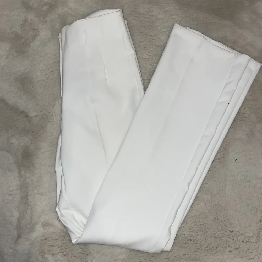 Vita kostymbyxor från zara  Lite vida nertill  Lappen kvar och aldrig använda Nypris 399kr . Jeans & Byxor.