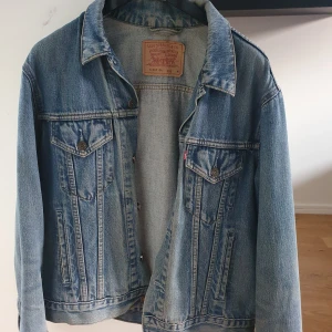 Levi's jeansjacka  - Säljer denna jeansjacka från levis. Den är i storlek M men passar även L, jag har använd den som en oversized jacka då jag vanligt vis hat S.  Inget fel på jackan, den är som ny. Säljs för 250kr+frakt. 