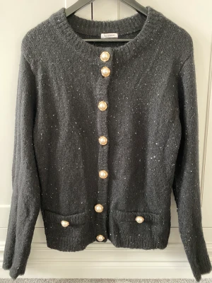Ida Sjöstedt kofta - Kofta ifrån Ida Sjöstedt med paljetter. Stl 38 använd några få ggr. Som ny. 