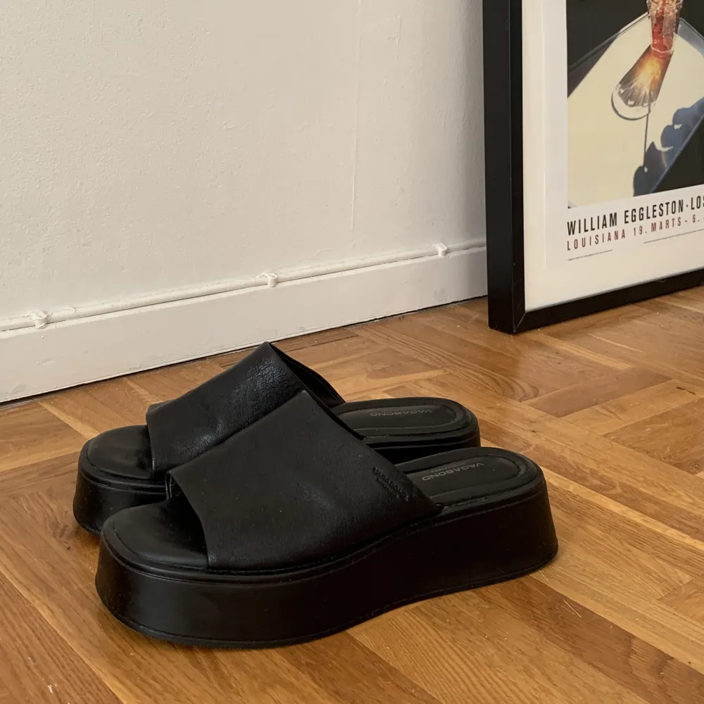 Själjer min super coola Vagabond platforms model cortney sandaler! Knappt använda och finns inget att anmärka på! . Skor.