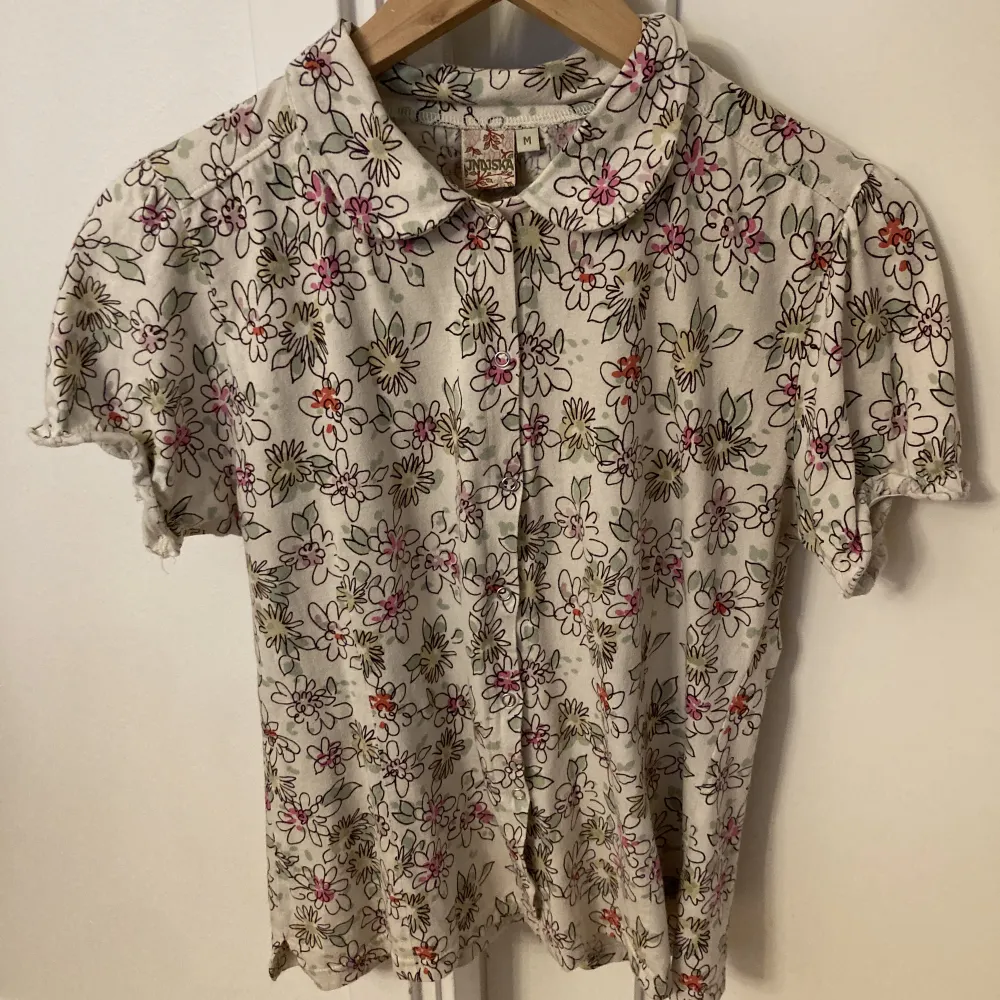 Jättegullig kortärmad skjorta med blommor, . Skjortor.