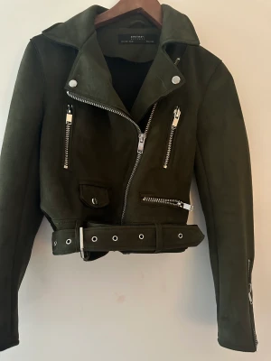 Zara mocka jacka - Mocka jacka från zara olivgrön  Storlek Xs/S Väldigt snygg på