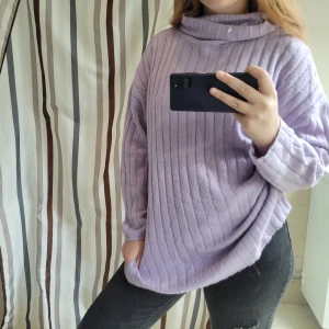 Lila stickad tröja med turtleneck - Lila stickad blus/tröja i gott skick. Blandning av acrylic och polyester. 