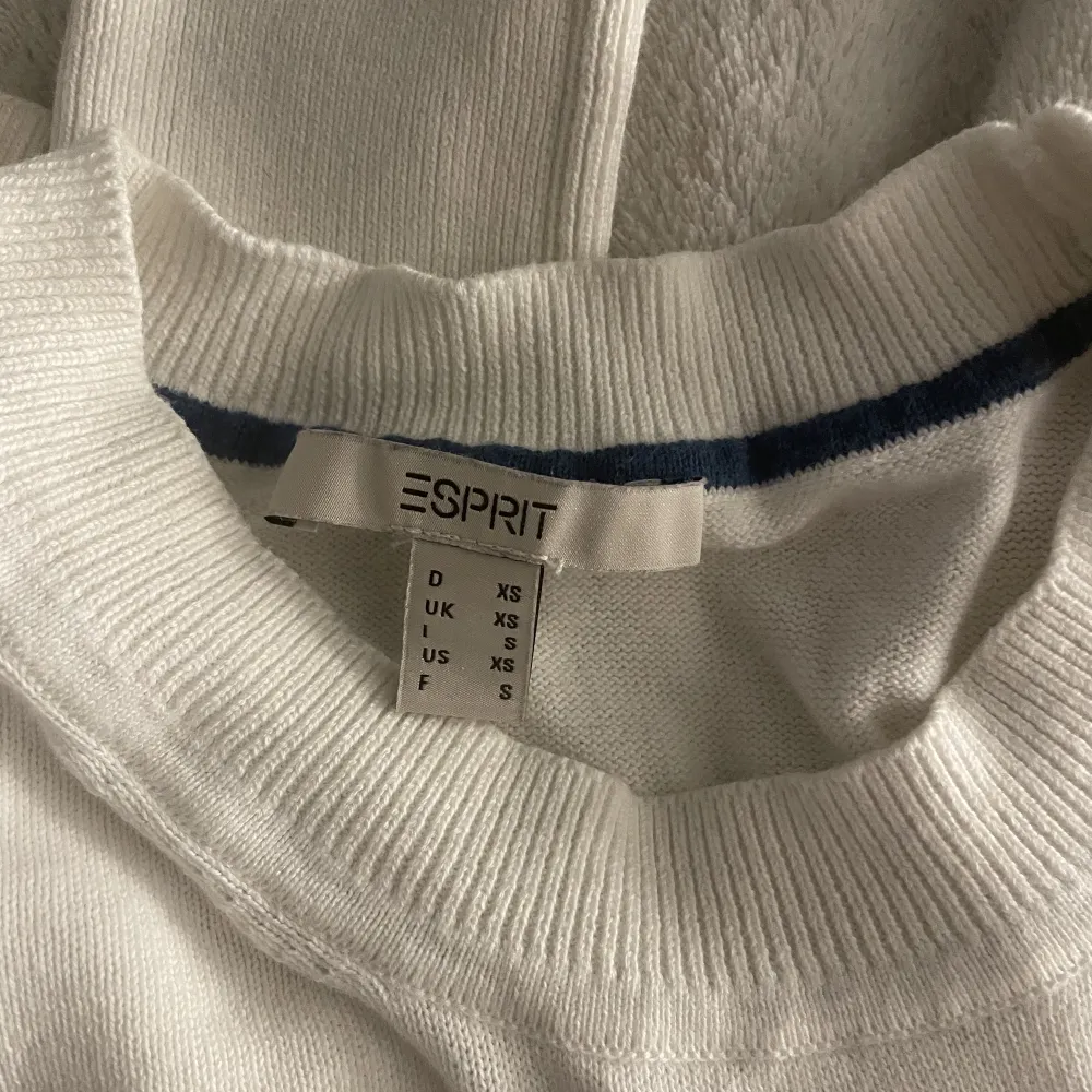 Säljer denna randiga fina tröjan i storlek xs från esprit, 120kr + frakt. Toppar.