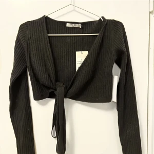 Ribbstickad omlotttopp - Säljer denna topp från NAKD då den aldrig använts, prislapparna är kvar. Ordinariepris 449kr, mitt pris 200kr. 