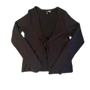 Ribbstickad kofta - En jättegullig ribbstickad kofta med knytning i fram ifrån h&m som jag inte använt så många gånger, men lite nopprig vid armarna!