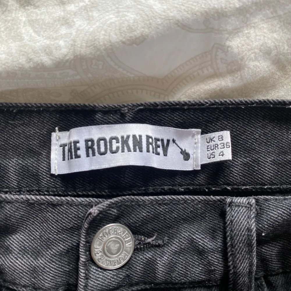 Svart/gråa jeans från the rocken rev men köpta på boohoo, inte i använt skick. Kan även passa en 38. Säljer pga har 2 likanade. Jeans & Byxor.